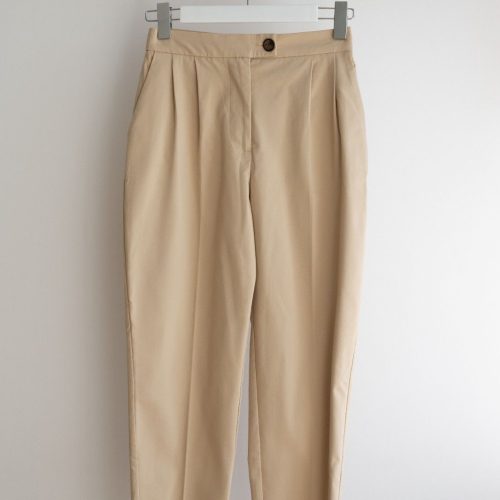 hand-holding-light-brown-beige-pants (1)