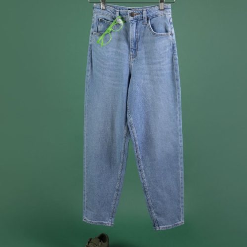 pants-hanger-with-green-background (1)